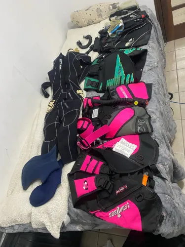 Roupas e coletes de mergulho