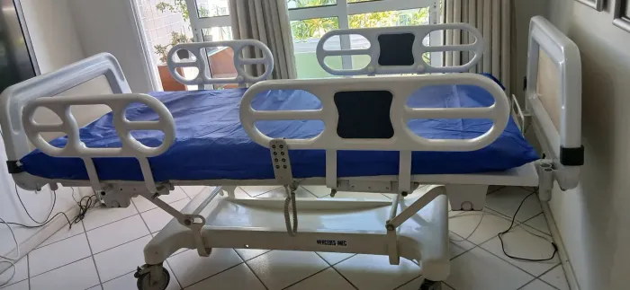 Cama hospitalar elétrica com controle e colchão 