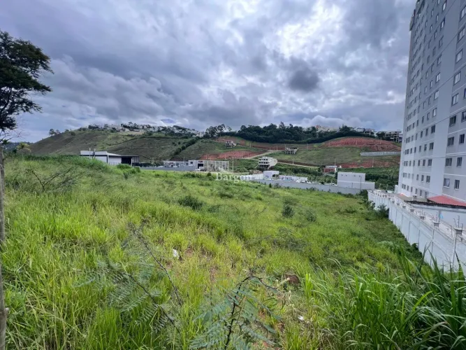 Área comercial com 3036 m quadrados no São Pedro em Juiz de Fora