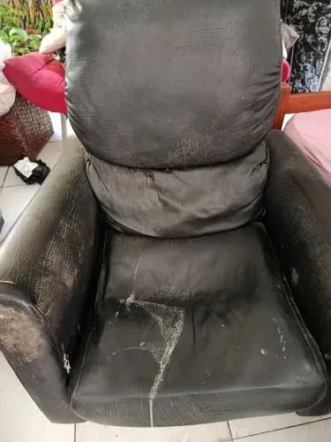 Cadeira do papai na cor preta com avarias.Retirada em Mangabeira. Valor 100 reais. 