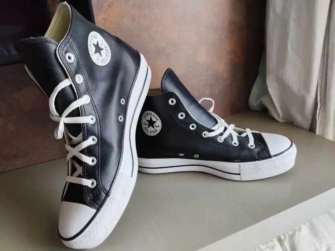 Vendo um par de tênis ALL STAR, Original, cano longo, couro sintético Preto, N° 42.