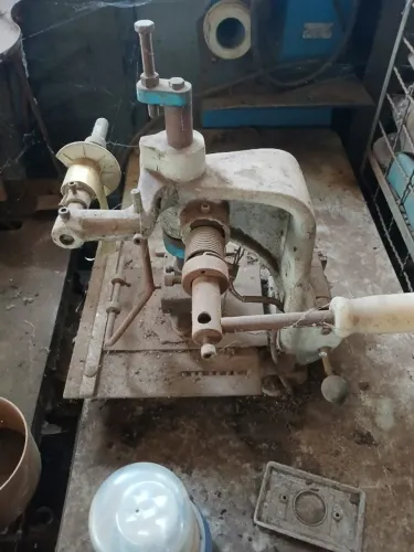máquina manual de colocar ilhós/rebites ou balancim de pressão para couro e calçados.
