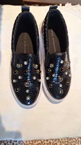 Tênis Slip On /Jorge Bischoff em couro preto com pedrarias.