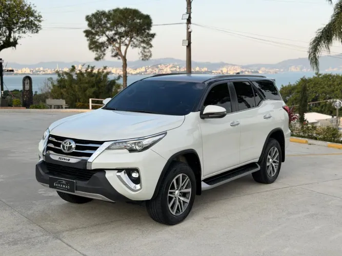 Toyota Hilux SW4 SRX 4X4 2.8 TDI 16V Dies. Aut. 2019