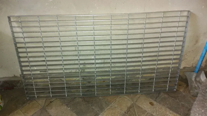 Grade metálica aço galvanizado 1.02x0.55 resistente e conservada
