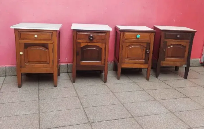 criado mudo antigo tenho 4 peças o valor e cada um pode vir escolher