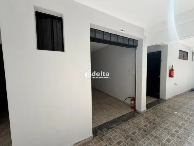 Casa comercial disponível para locação no bairro Nossa Senhora Aparecida em Uberlândia