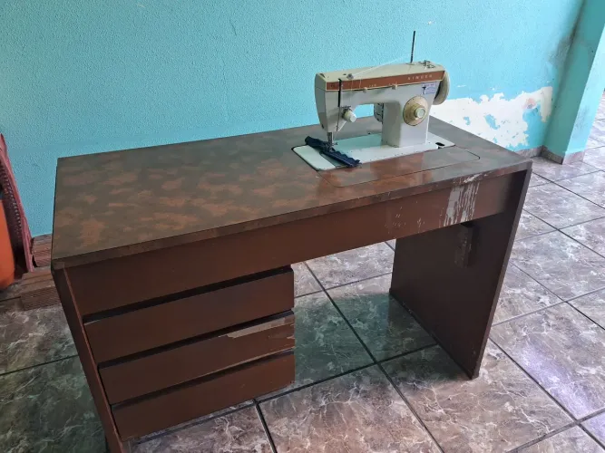 Vendo máquina Singer antiga