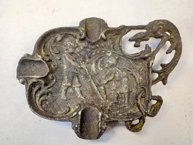 Cinzeiro Antigo de Mesa em Metal Fundido em Relevo (Decoração Vintage / Coleção)