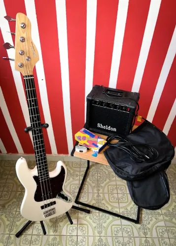 Kit Completo Baixo Giannini Jazz Bass Gb-100 + Amplificador + Cube Baby