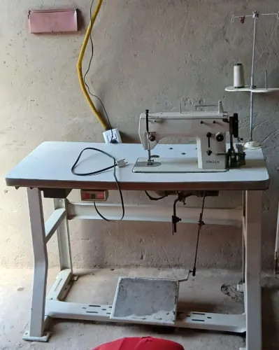 Máquina de costura, reta e zig-zag 