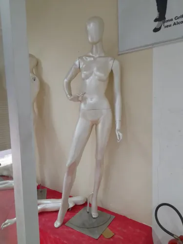 Manequim feminino perolado 