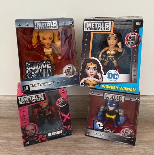 bonecos metal die cast batman, capitão america, homem de ferro, arlequina, mulher maravilh