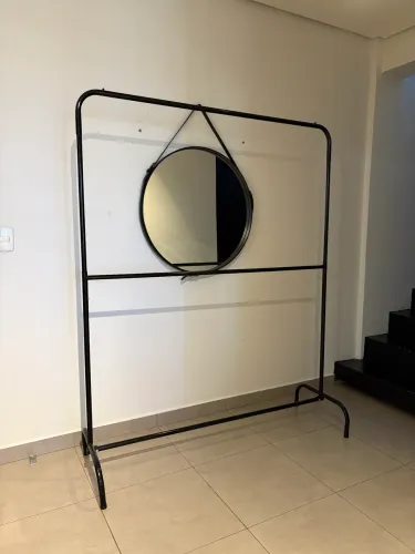 Arara de Roupas Preta com Altura Regulável