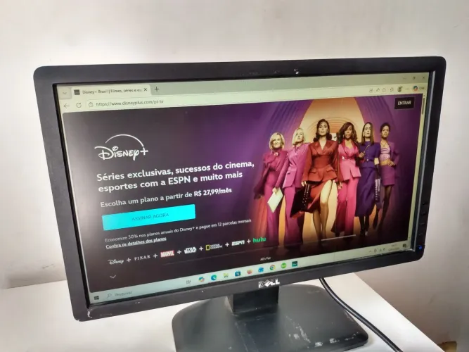 monitor de computador Dell, semelhante ao modelo LCD E1913C tem uma linha  na Led 