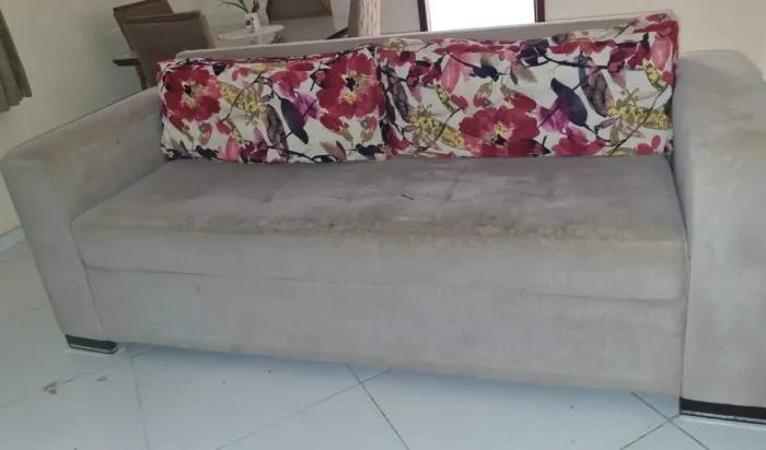 Sofá 3 lugares confortável + almofadas decorativas - Oportunidade!