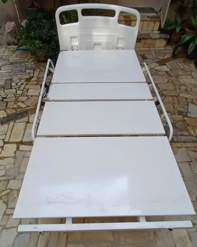 Cama hospitalar elétrica, ótimo estado,mas necessitando de peq. reparo.