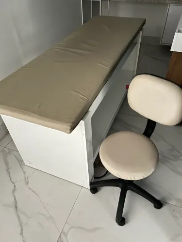 Maca de estética com mocho e escadinha