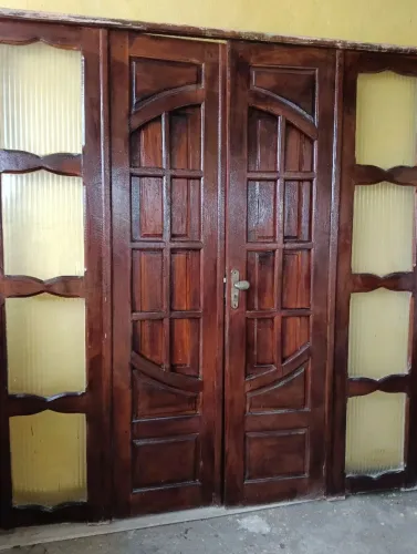 Porta grande para sala  e Janelão para quarto madeirados.