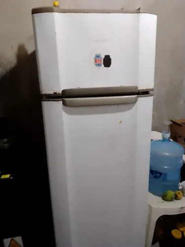 Vendo geladeira estar com o motor ruim  1.100
