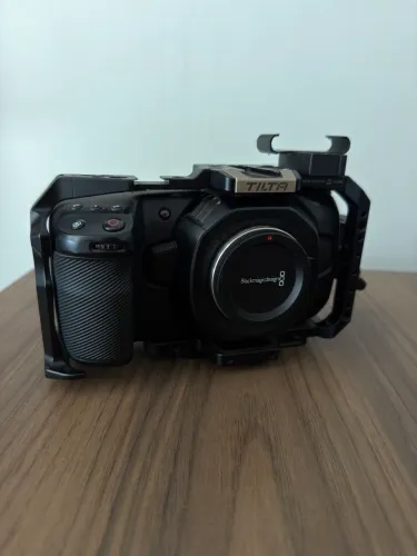 Blackmagic Pocket 4k toda rigada + lente 25mm 1.8 7artisans de brinde ( LEIA A DESCRIÇÃO )