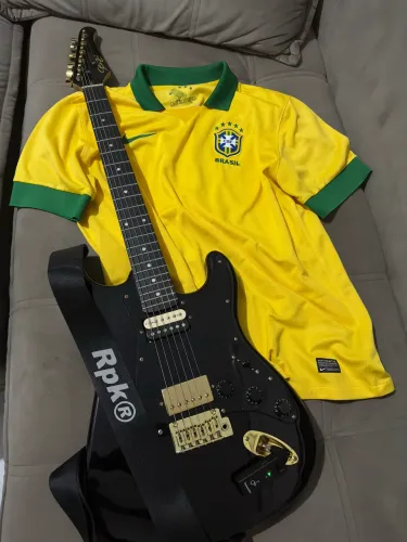 Guitarra Seizi Ronin Black GOLD top com captadores Malagoli