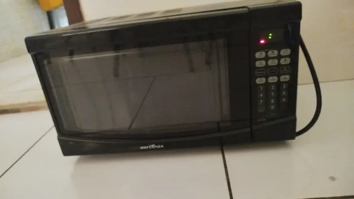 micro-ondas da marca Britânia, modelo BM22PR na cor preta