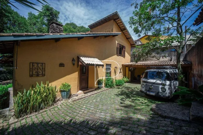 Casa em condomínio na Granja Viana!