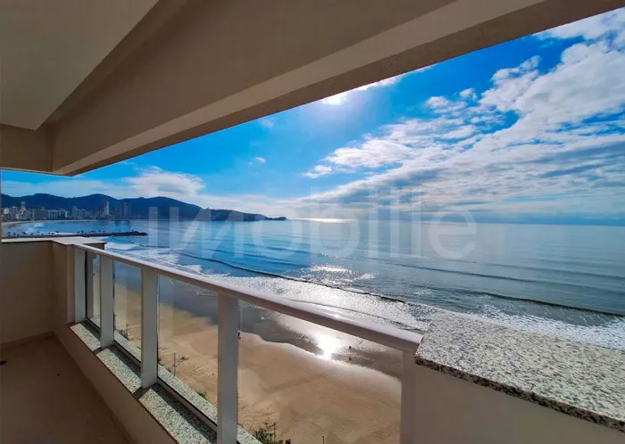 Apartamento Frente Mar no Edifício Chateau de Florence .
