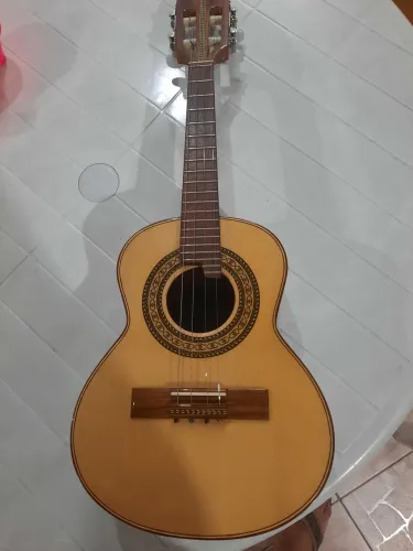 Cavaquinho Carlinhos Luthier N°1 (com captação). Acompanha capa acolcho. Super conservado.