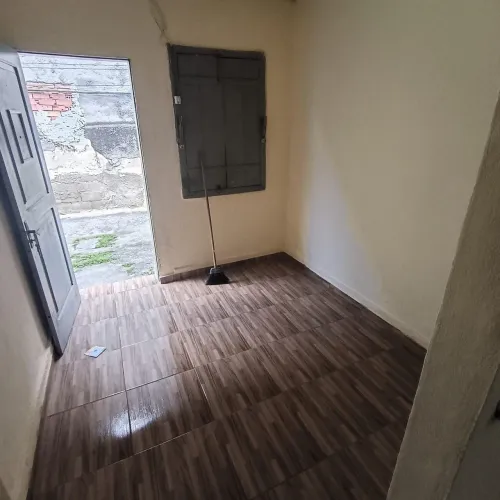 Casa em vila tranquila com sala quarto cozinha banheiro e uma área de serviço