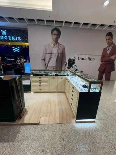 Móveis para loja de shopping