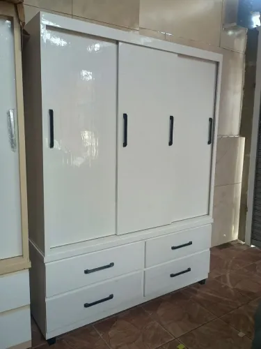 Guarda roupas em bloco de madeira com 3 portas de correr 