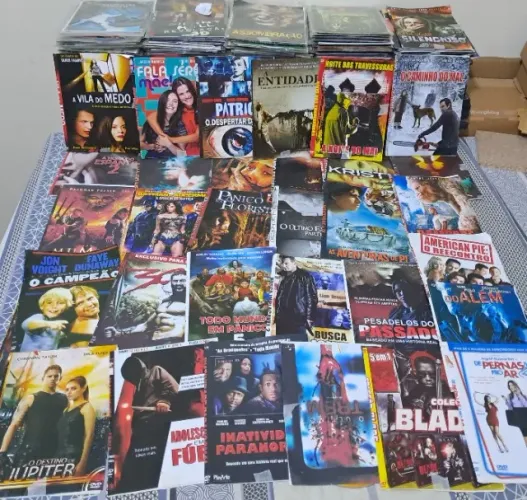 Lote de DVDs de Filmes, Música Gravados variados com 590 DVDs