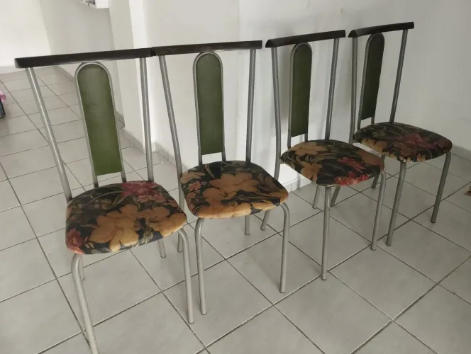 Cadeiras p/ Mesa de Jantar/ Cozinha. Ótimo Estado!