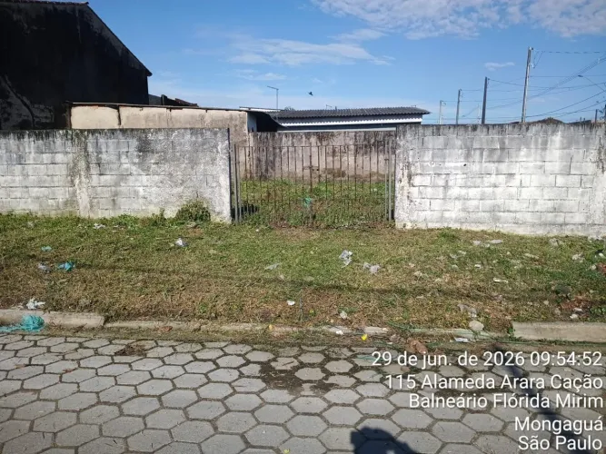 Vendo ou troco por carro ou caminhão Vuc.Valor do terreno 60 mil