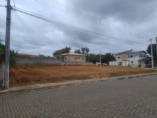 Lote de terreno nivelado no Condomínio Parque do Mirante 