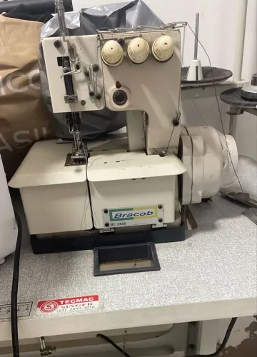 Máquina de costura reta industrial