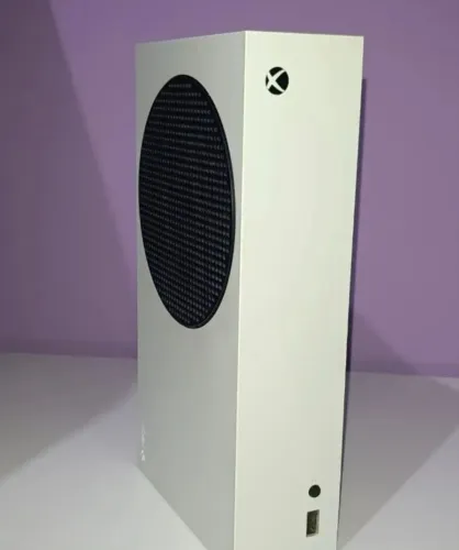 Xbox Series S + 2 Controles + Carregador com Pilhas Recarregáveis - Impecável!<br>