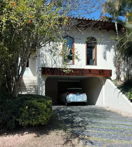 Casa para venda com preço de terreno em Alphaville - oportunidade para reforma (Retrofit)