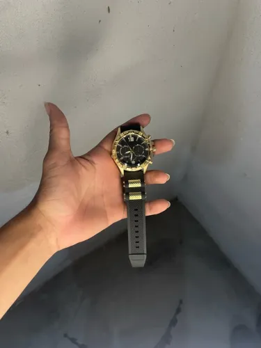 Relógio dourado com pulseira de couro de cor preta
