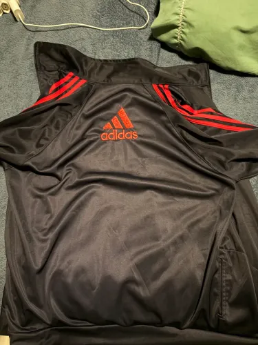 JAQUETA ADIDAS EM EXCELENTE ESTADO