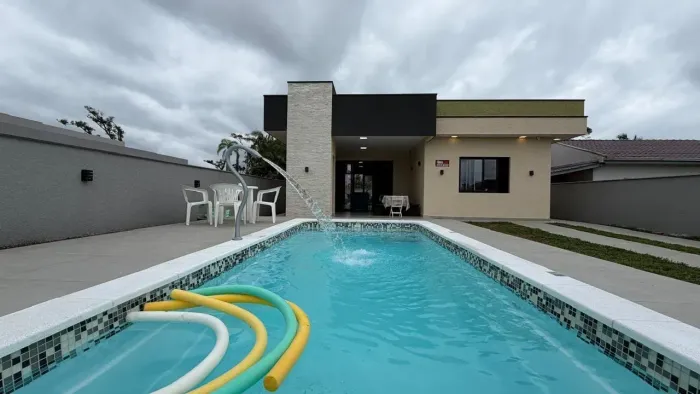 Casa nova com piscina próxima da praia.