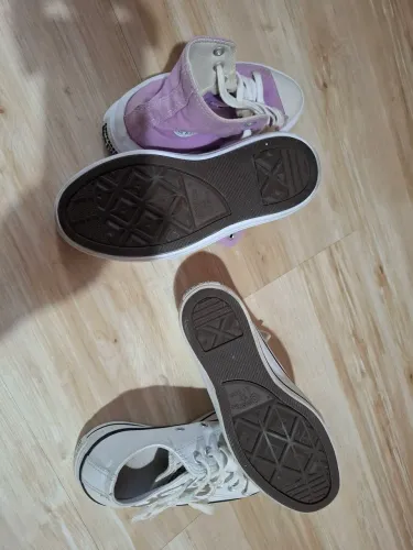 Tenis alistar em excelente estado pouco usado.