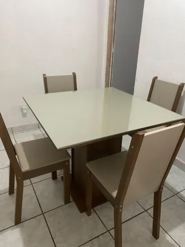 Mesa 4 cadeiras, tampo vidro .