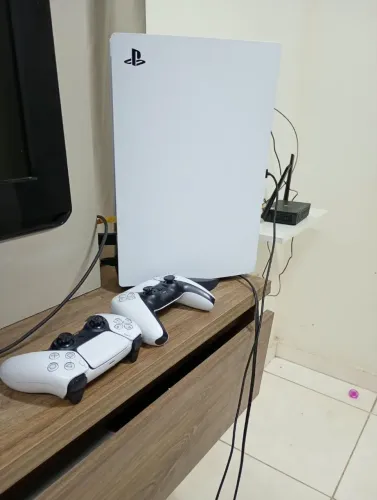 PlayStation 5 com 2 controles