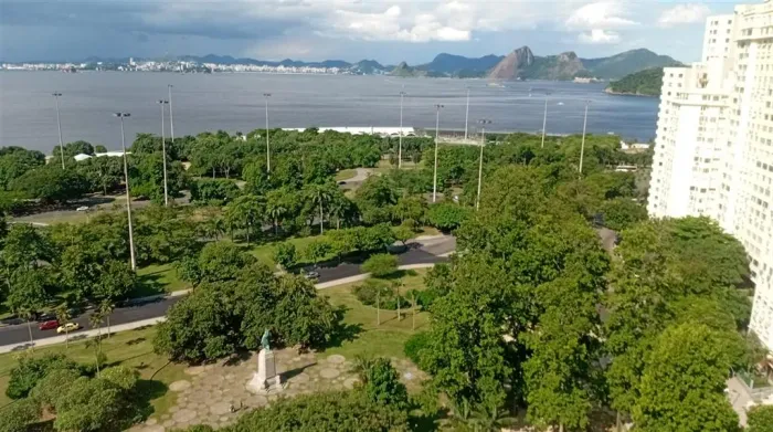 Cobertura duplex exclusiva com 340m² e vista cinematográfica para a Baía de Guanabara Pra