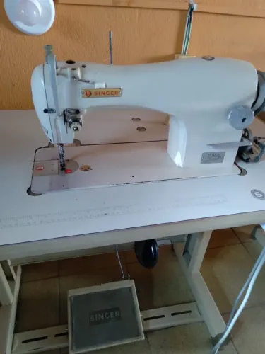 Máquina de Costura Singer Reta