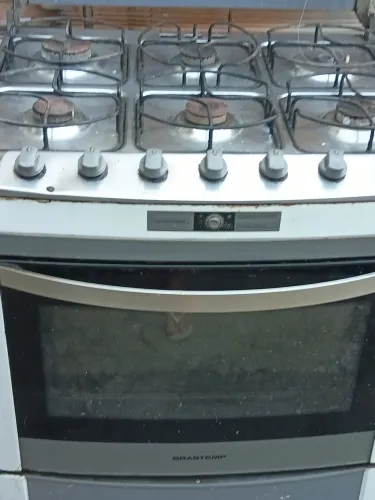 Vende se  um fogão 6 bocas funcionando ,100 reais