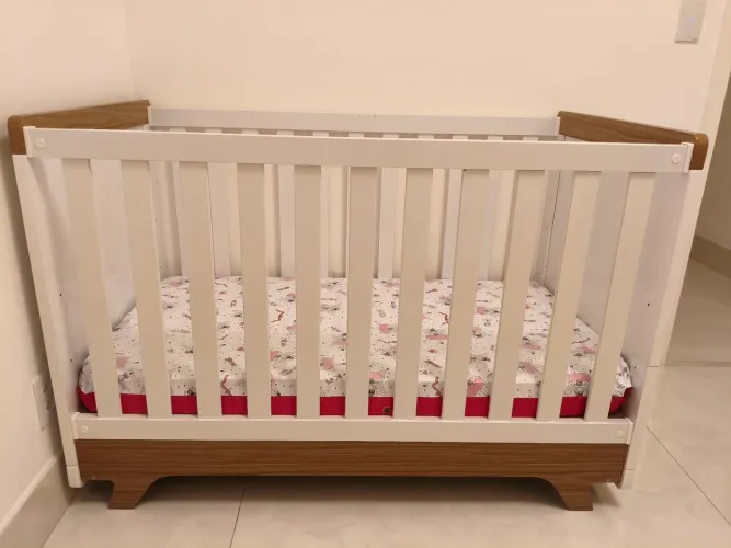 Berço americano que vira cama com colchão